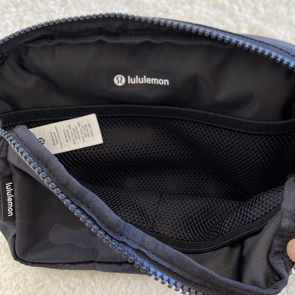 ❤️ Lululemon Large Everywhere Bag in Heritage 365 Camo Deep Coal Multi NWT - Picture 5 of 5